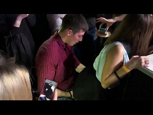 ❤️ Sessu reale in una discoteca russa. Una ragazza russa di 18 anni in l'anu è a vagina scopata in una discoteca ️ Video cazzo  à co.libporno.ru ❌️